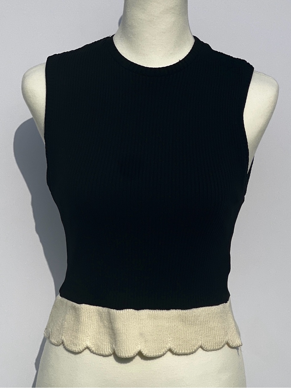 Zara Classic Scalloped Bottom Black & Cream Sleeveless Knit Shirt Women's Size M